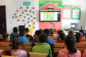 这个周末，村里的孩子在一个村淘服务站里上了一堂“没有老师在场”的课图片