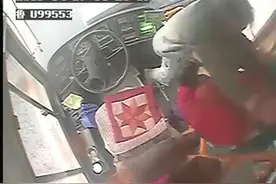 公交车上吃韭菜盒子 味道扑鼻俩男子大打出手图片