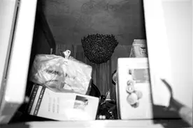 奶奶家厨房吊柜冒出个大蜂窝 孙女怕奶奶被蜇带她住进宾馆图片