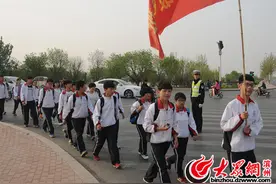 900名学生开展远足活动 沾化交警保驾护航图片