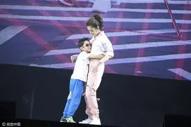 谢安琪演唱会尾场变华服秀 儿子舞技超群、三度落泪感慨图片