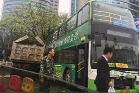 突发！土方车与10路公交车相撞，公交车天然气储气罐发生泄漏图片