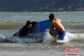 敬佩！残疾人士三亚冲浪开摩托艇挑战自我(图)图片