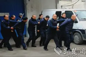 安陆警方举行运钞车防抢劫演练 三名蒙面“劫匪”无一漏网图片