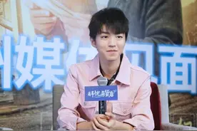 王俊凯粉色外套少年气息满溢 眼神宠溺温暖寒冬图片