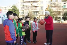 “篮球奶奶”年过八旬仍披挂上阵图片