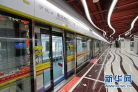广州地铁四条新线月底开通 市民试乘十三号线图片