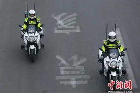 重庆“渝警骁骑”正式亮相街头执勤巡逻图片