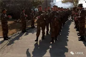 「关注」帅！这个旅给新兵授枪啦！图片