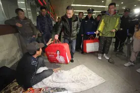 救助站街头寻访流浪乞讨人员，一晚上救助23人图片