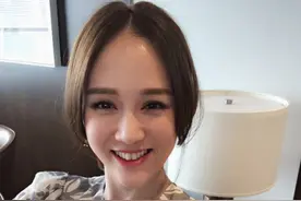 陈乔恩化妆间隙卖萌自拍 对镜甜笑满满少女感图片