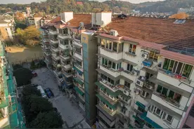 占地少维护费低！杭州老小区装贴墙式电梯图片