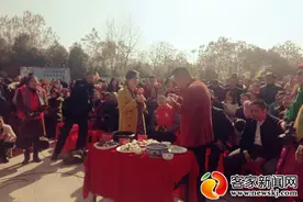 瑞金一对男女在央视相亲节目中“牵手”成功图片