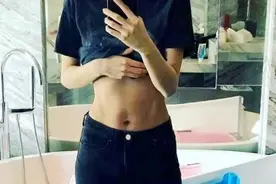 Baby撩衣服晒马甲线 生完孩子一年腹肌回来了图片