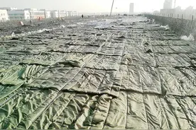 混凝土都扛不住啦！淮安内环高架冻得“活抖抖”，裹起“大棉被”……图片