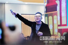 李晓杰现身哈尔滨站签唱会图片