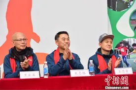 香港明星足球队走进中山校园 罗家英为公益赛站台图片