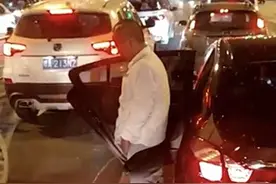 疯传！男子等红绿灯时在三亚街头小便 警方介入调查图片
