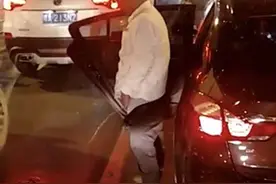 疯传！男子等红绿灯时在三亚街头小便 警方介入调查图片