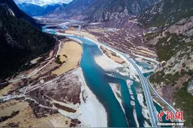 流动的画卷——航拍雪后的国道318线图片