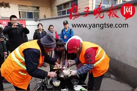 寒风中吃到热腾腾的水饺 大学生为镇江40名环卫工人送爱心早餐图片