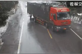 桂林雨天路滑 一货车突“甩尾”扫倒路人图片