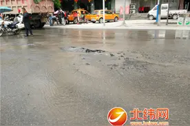 西门大桥头供水管道破裂图片