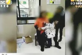 患儿家属脚踹怀孕护士 打人者丈夫被免职视频封面