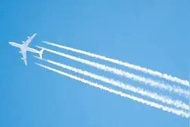 为什么飞机会在天空中拉出一条白线？答案绝对不是你想的那样！视频封面