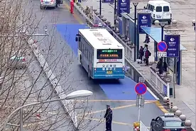 公交站前后到底能不能停车？怎么停才不会被罚？弄明白不吃亏视频封面