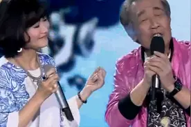 72岁张帝病后再登台，与女歌手同台《月亮代表我的心》视频封面