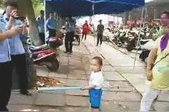 男孩钢管对抗城管好笑吗？图片