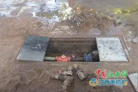 九江:运沙货车压破水管 致居民家中断水半小时图片