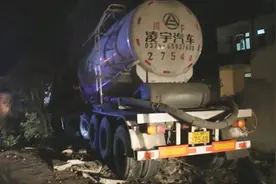 四川成都：大姐在家厨房被撞 只因水泥罐车来袭视频封面