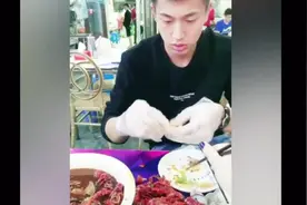 抖音上的另类秀恩爱已经火到国外去了，遇到最后这两位就嫁了吧！视频封面