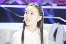 奶茶妹章泽天主持说错话了，这场面弄得男子十分尴尬！视频封面