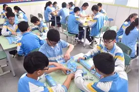 校长发明英文麻将：上课让学生玩，结果学生英语大幅度提高了！视频封面