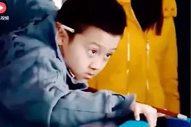 大叔欺负小孩子不会打台球，不料小孩是球神，一杠打爆！视频封面
