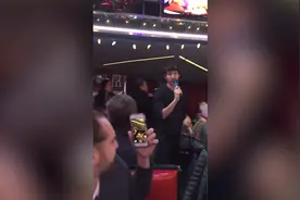 这才是人格分裂本人，美国小哥餐厅唱歌无缝转换角色，迅速走红！视频封面