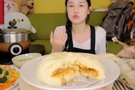 养不起也娶不起！美女自己做了直径约50cm的包子吃完没够还舔盘子视频封面