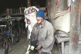 90岁失明老人独居山村70年 煮一次稀饭吃4餐把蟑螂当肉吃图片