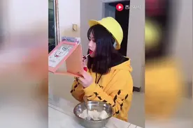 教你涂完口红怎么吃东西，这吃相真是太吓人了