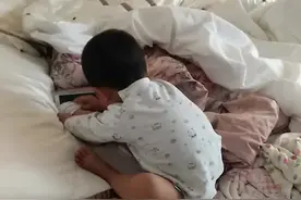 小儿子两岁半自己穿裤子，把我眼泪都笑出来！视频封面