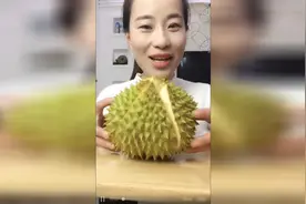 花二百多买了个大榴莲，为什么吃起来脆脆的，口感像吃大萝卜？视频封面