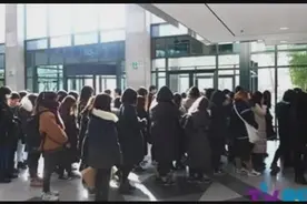 SHINee四名成员成葬礼丧主，送金钟铉最后一程，粉丝吊唁情绪崩溃视频封面