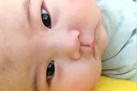 宝贝睡觉必须再三确认妈妈不会离开妈妈在身边，这样才能睡的踏实视频封面