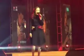 龙梅子现场演绎对唱情歌《寂寞的人伤心的歌》台下人听得如痴如醉视频封面