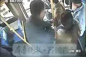 青岛一女子公交上突昏厥 司机与乘客齐救助图片