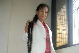年近六旬女士多年坚持留长发 13年没剪发头发长1.8米图片