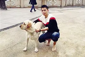 女子跳江轻生，被七旬大爷和三条狗狗搭救图片